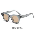 Retro-Sonnenbrille mit quadratischem Rahmen in Transparentgrau und Teegläsern - Durchscheinender Grauer Rahmen Champagnergläser