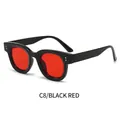 Ovale Retro-Sonnenbrille mit schwarzem Rahmen, roten Gläsern und silbernen Nieten - Schwarzer Rahmen rote Gläser