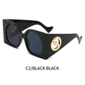 Gafas de sol negras de gran tamaño con lentes gris oscuro y logo dorado en la patilla - Montura Negra Lentes Gris Negro