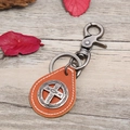 Portachiavi vintage punk in pelle marrone con emblema a croce in bronzo antico - Cuoio