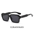 Gafas de sol negras cuadradas con tachuelas doradas y lentes gris oscuro en color C1 - Montura Negra Lentes Gris Negro