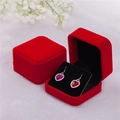 Portagioie in velluto rosso con orecchini a cuore su superficie bianca morbida - 70*70*40mm / Rosso