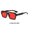 Gafas de sol cuadradas con montura negra brillante, lentes rojas y remaches dorados - Montura negra lentes rojas