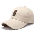 Dettaglio del cappellino in cotone con toppa in pelle logo Ediko e bordo marrone - Regolabile / Beige