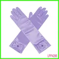 Détail de gants de princesse en satin violet avec nœud et strass brillant décoratif - Violet
