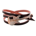 Modisches braunes mehrlagiges Lederarmband mit einem Vintage Bronze Gitarrenanhänger - Dunkelbraun