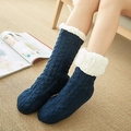 Dikke marineblauwe fleece huissokken met witte pluche boorden voor warm draagcomfort - Eén maat / Kabelgebreid Diepblauw