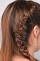 Dettaglio ravvicinato di anelli in metallo dorato per decorare capelli intrecciati - Cerchi Dorati / Oro