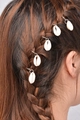 Dettaglio di anelli per capelli argentati con ciondoli di conchiglia su treccia mora - Conchiglia Dorata / Oro