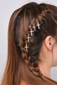 Dettaglio di anelli per capelli a croce in metallo argento su trecce di modella - Argento Croce / Argento
