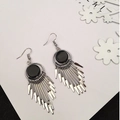 Elegante boheemse hangende oorbellen met zwarte ronde knopjes en zilveren kwastjes - Zilver