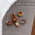 Macro-opname van Maillard bruine kristallen nageldecoratie met 11x11mm hartje en parels - 11x11mm Vierkante Stijl (Maillard 2562)