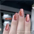 Détail du vernis à ongles œil de chat rouge-brun avec effet magnétique clair de lune - Gel Œil de Chat Blanc Clair de Lune 11