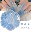 Dettaglio di perle in resina blu chiaro AB in scatola a fiore con nail art sfumata - Confezione a 7 Scomparti / Blu