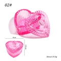 Detailansicht eines 4cm rosa herzförmigen Glasbehälters mit Deckel und Rillenstruktur - Rosa Herz Kristall Tasse 02