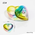 Detailansicht des irisierenden herzförmigen Glasgefäßes mit Abmessungen von 4x3,5 cm - Irisierende Herz Kristall Tasse 03