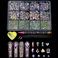 Makroansicht der 12-Gitter AB Kristall Nailart Set mit Strasssteinen, Pinzette und Stift - 12 Raster AB Strass Set