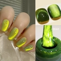 Nahaufnahme von hellgrünem Katzenaugen-Nagellack 004 mit metallischem Magnet-Schimmer - Traumhaftes Lichtjagendes Katzenaugen-Gel 04