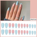 Franse amandelvormige plaknagels met hemelsblauwe tips en witte bloemmotieven - Hemelsblauw & Nude Pink Bloem French Tip Amandel Stijl (JP0470-04)