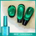 Detail von Sea Blue Cat Magnetic Gel mit 12D-Schimmereffekt auf Nagelspitzen - 12D Juwelen Katzenauge Gel 01