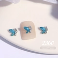 Makroaufnahme von blauen Kristall-Schmetterlings-Nagel-Charms mit Maßen 6,5x7 mm - Seeblau Schmetterling Stil (2360)