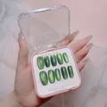Nahaufnahme grüner Cat-Eye-Nägel in langer Trapezform mit schimmerndem Aurora-Effekt - Handgefertigte Kundenspezifische Katzenauge-Nägel 09