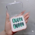 Detail von 10er Set grünen Cat-Eye Press-On-Nägeln in einer rosa Box mit Rosenmuster - Handgefertigte Kundenspezifische Katzenauge-Nägel 10