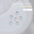Vue détaillée du charme d'ongle ovale en cristal Aurora K9 avec éclat de verre 10x8mm - Ellipse