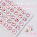 Dettaglio macro di strass asimmetrici in cristallo K9 rosa ciliegia lucido per nail art - Cuore Asimmetrico (9.5*7.5MM)