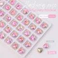 Dettaglio macro di cristalli a cuore in vetro K9 rosa Sakura 8x8mm per nail art - Cuore (8*8MM)