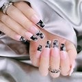 Primer plano de uñas postizas rosas con diseño de copos de nieve blancos y pedrería - Estilo Francés de Copo de Neve de Invierno(SD-01)