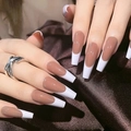 Unghie finte lunghe a bara stile french in elegante marrone nude e bianco puro - Stile bara lunga francese