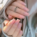 Unghie finte French rosa nude con strass decorativi su sfondo di seta grigia - 24 Pezzi (Include Kit di Strumenti) / Rosa Nudo Francese con Strass