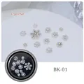 Detail von 12 silbernen Schneeflocken-Nagelanhängern mit Strasssteinen und Perlen - 12 Stk. Silberne Schneeflocke Strass Perle Stil (BK01)