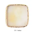 Macro-opname van geel marmeren hars nagelpalet met getextureerde gouden metalen rand - Vierkant Hars Palet 4# / Geel