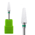 Détail macro d'un embout de ponceuse à ongles en céramique blanche avec socle vert - Cône de Retrait de Précision (HD-18)