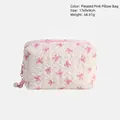 Roze gewatteerde make-uptas met strikjes en parelbedeltje, afmeting 17x9x9cm en 66,61g - Roze Witte Strik Pillow Bag