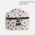 Gewatteerde witte bucket-cosmeticatas met strikprint en parelhanger detail - Zwart Witte Strik Bucket Bag