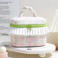 Trousse à maquillage à carreaux rose et vert avec volants blancs et anse tressée - Carreaux Rose et Vert