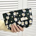 Schwarze Make-up Tasche mit Gänseblümchen-Stickerei und weißem H&R BAG Logo - Schwarze Gänseblümchen Klein
