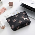 Trousse à maquillage noire en lin avec broderie florale et étiquette blanche - Fond Noir Fleur Rose Grand