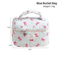 Beauty case trapuntato azzurro con motivi a fiocco rosa e manico superiore, 23x15x16cm - Borsa a secchiello blu