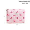 Pochette per trucchi trapuntata a quadri rosa con motivi a fiocco ed etichetta - Borsa Ottagonale Rosa