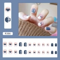 Uñas postizas cortas con diseños de corazones en azul oscuro y blanco, R386 - R386 Corazón de Contraste Estilo Pegamento