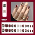 Set de uñas postizas navideñas con cuadros rojos, lunares y diseños en rojo granate - Rojo Argyle (R308)