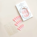 Makroansicht langer rosa französischer Kunstnägel mit Strasssteinen in Papierverpackung - Rosa Weiß Französischer Farbverlauf Mit Strass (XH-89-20)