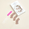 Dettaglio di unghie finte rosa cat eye con perle, fiocchi 3D e kit per applicazione - Stile Occhio di Gatto con Perla e Farfalla Rosa (XH-87-13)