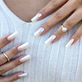 Faux ongles carrés longs blanc nacré aurora avec finition métallique et bagues dorées - Style Carré Long Blanc Perle Chrome (XE-96-09)