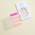 Dettaglio di unghie finte rettangolari rosa con cuori bianchi e kit di accessori - Base Rosa Motivo a Cuore Bianco(XE-94-25)
