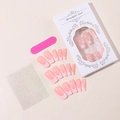 Dettaglio unghie finte rosa sfumato con fiori 3D bianchi e adesivi per colla inclusi - Stile Floreale 3D Francese Rosa (XD-93-54)